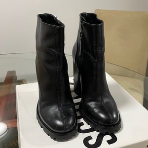 Schutz Nandy Platform Bootie side zip and rubber soles black leather size 7.5